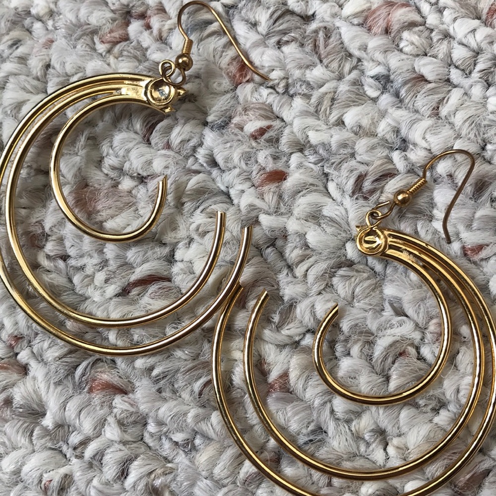 Pretty gold tone hoop earrings - Picture 4 of 5